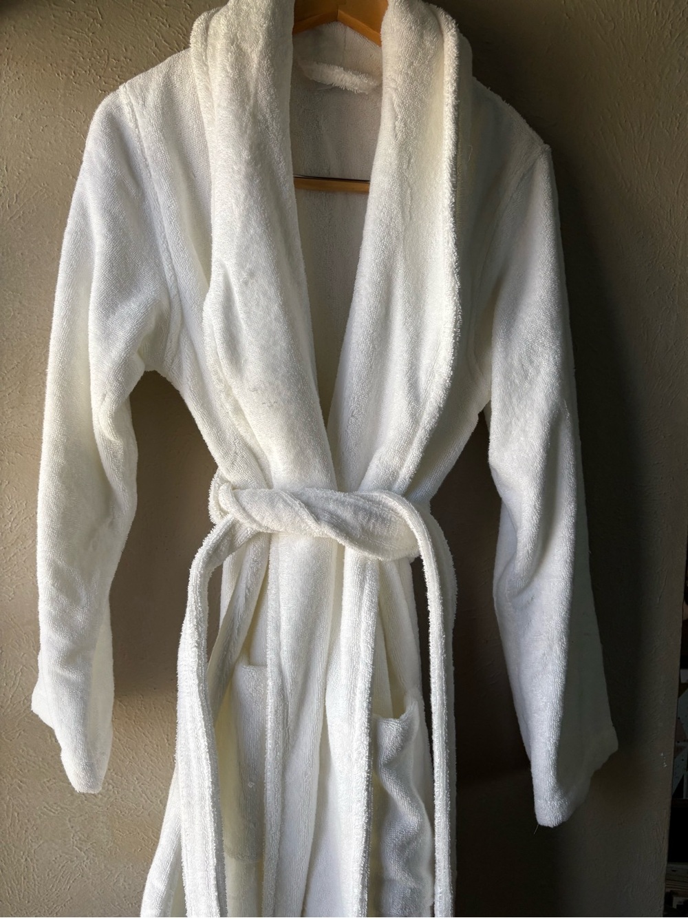 Parachute Plush Shawl-Collar Robe in White